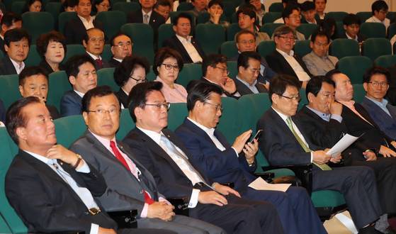 30일 오전 서울 여의도 국회도서관 대강당에서 열린 자유한국당 대선 평가 대토론회에 참석한 정우택 대표 권한대행 겸 원내대표가 발제자의 발언을 듣고 있다. 오종택 기자