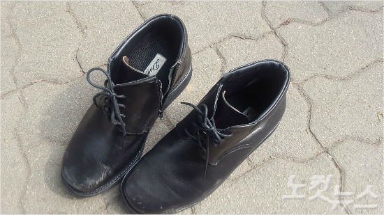 정부 지원금을 받아 맞췄지만 불편해서 제대로 신지 못한 장 씨의 장애인 교정용 신발. (사진=노컷뉴스)