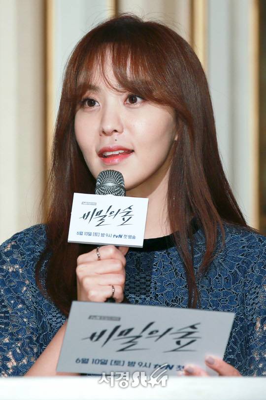 방송인 박지윤이 30일 오후 서울 강남구 임피리얼팰리스서울 호텔 셀레나홀에서 열린 tvN 주말드라마 ‘비밀의 숲’ 제작발표회에 참석해 사회를 보고 있다.