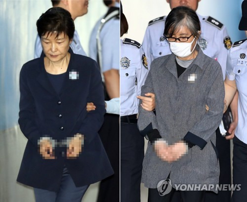 (서울=연합뉴스) 김인철 기자 = '국정농단'의 박근혜 전 대통령(왼쪽)과 최순실 씨가 30일 오전 서울 서초구 서울중앙지법 법정에서 열리는 속행공판에 출석하기 위해 호송차에서 내려 법정으로 향하고 있다. 2017.5.30      yatoya@yna.co.kr