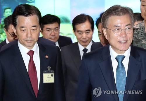 (서울=연합뉴스) 사진은 지난 17일 취임 후 처음으로 국방부를 방문한 문 대통령(오른쪽)을 수행하는 한민구 국방장관. 2017.5.30  [연합뉴스 자료사진]      photo@yna.co.kr