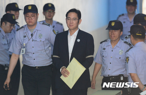 【서울=뉴시스】권현구 기자 = 이재용 삼성전자 부회장이 31일 오전 서울 서초구 서울중앙지방법원에서 열린 공판에 출석하고 있다. 2017.05.31.   stoweon@newsis.com
