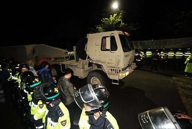 ▲ 지난 4월 26일 새벽 사드 장비를 실은 트럭이 성주 롯데 골프장으로 진입하고 있다. ⓒ연합뉴스