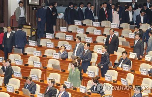 (서울=연합뉴스) 안정원 기자 = 자유한국당 의원들이 31일 오후 국회 본회의에서 이낙연 국무총리 후보자의 임명동의안 표결에 앞서 퇴장하고 있다. 2017.5.31 jeong@yna.co.kr