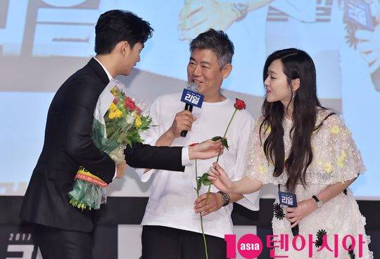 배우 김수현이 31일 오후 서울 종로구 명륜3가 성균관대학교 새천년홀에서 열린 영화’리얼'(감독 이사랑·제작 코브픽처스) 쇼케이스에 참석해 설리에게 꽃을 전해줬다.