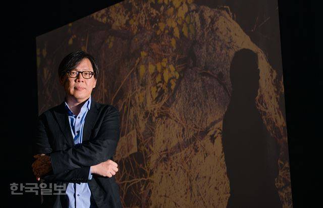 박찬경 작가를 개인전 '안녕 安寧 Farewell'이 열리는 서울 소격동 국제갤러리에서 만났다. 북한산 승가사에 가는 길을 슬라이드 필름으로 촬영한 작품인 '승가사 가는 길' 앞에서 박 작가가 포즈를 취하고 있다. 류효진 기자