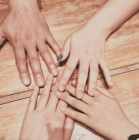 이혜원이 공개한 안정환 가족의 손. [사진 이혜원 인스타그램]