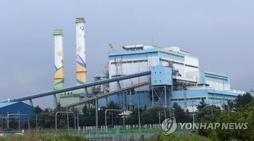 (강릉=연합뉴스) 유형재 기자 = 30년 이상 노후한 강원 강릉시 강동면 영동화력발전소 1·2호기가 정부의 미세먼지 대책의 하나로 1일부터 6월 한 달간 일시가동을 중단한다. 2017.6.1        yoo21@yna.co.kr