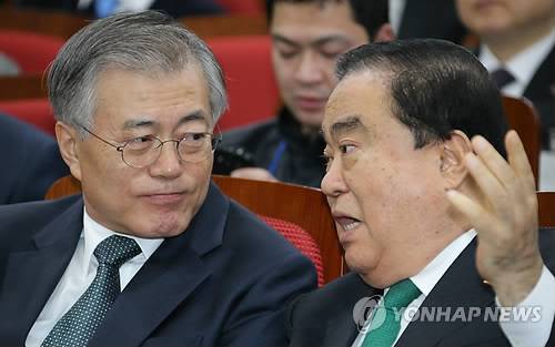 문재인 대통령(왼쪽)과 문희상 더불어민주당 의원. [사진 연합뉴스]