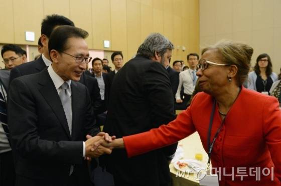 이명박 대통령이 2012년 10월20일 인천 송도 컨벤션센터에서 열린 녹색기후기금(GCF) 사무국 인천 송도 유치 확정과 관련, 합동기자회견에 참석해 관계자들과 인사하고 있다. 사진=청와대 제공