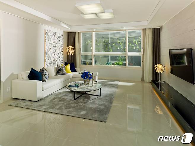 전용면적 84㎡ 거실. 4베이 설계를 적용해 햇빝이 잘 들고 바람이 잘 통하는 주거공간을 만들었다. © News1