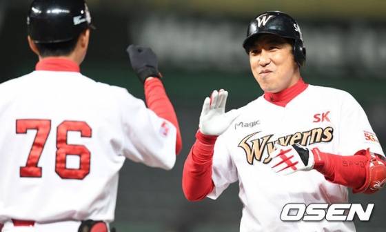 SK 김강민(오른쪽)