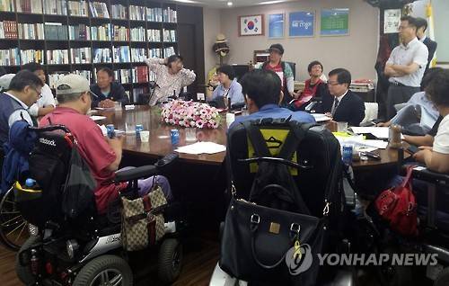 (의정부=연합뉴스) 2015년 6월 2일 경기도 '의정부 장애인 차별 철폐 공동투쟁단'이 안병용 의정부시장실을 점거해 농성을 벌이고 있다. 2017.6.4 [연합뉴스 자료사진]