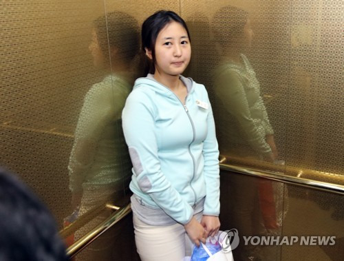 영장기각 정유라, 최순실 건물로 돌아와  (서울=연합뉴스) 한상균 기자 = 구속영장이 기각된 정유라 씨가 3일 새벽 최순실씨 소유인 신사동 미승빌딩에 도착해 엘리베이터에 타고 있다. 2017.6.3