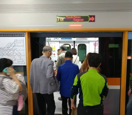 인천 지하철2호선 전동차에 노인들이 탑승하고 있다. 김민욱기자