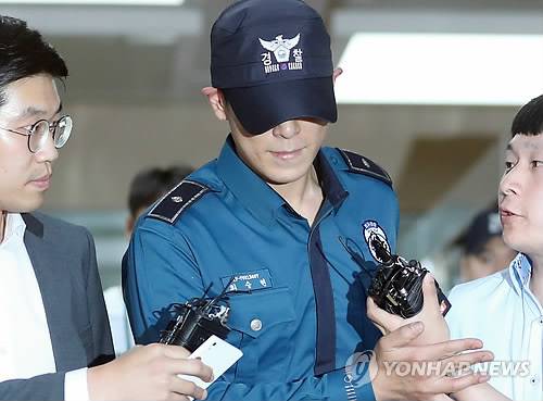 (서울=연합뉴스) 권준우 기자 = 대마초를 피운 혐의로 불구속 상태에서 재판에 넘겨진 인기 그룹 빅뱅의 멤버 최승현(30·예명 탑)씨가 5일 오후 서울 강남경찰서를 떠나고 있다. 최씨는 법원으로부터 불구속 기소 처분을 받으면서 의경에서 직위해제됐다. 2017.6.5 stop@yna.co.kr