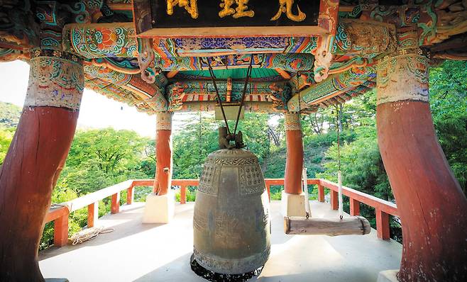 개심사 범종각. 전혀 다듬지 않은 네 기둥이 인상적이다.