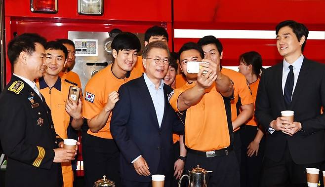 문재인 대통령이 7일 오전 서울시 용산구 용산소방서를 방문해 소방관들과 함께 커피를 마시며 대화한 후 기념사진을 찍고 있다. 2017.6.7 청와대사진기자단