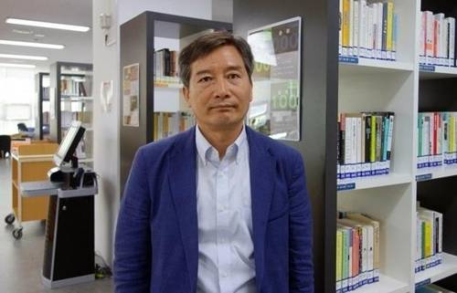 (파주=연합뉴스) 이효석 기자 = 1987년 6월 9일 연세대 앞 반정부 시위에서 전경이 직격으로 쏜 최루탄에 맞아 쓰러진 이한열 열사를 부축해 옮긴 이종창씨. 이씨는 연대 교직원으로 퇴직한 이후 현재 파주 가람도서관 관장으로 일하고 있다. 2017.6.7   (끝)
