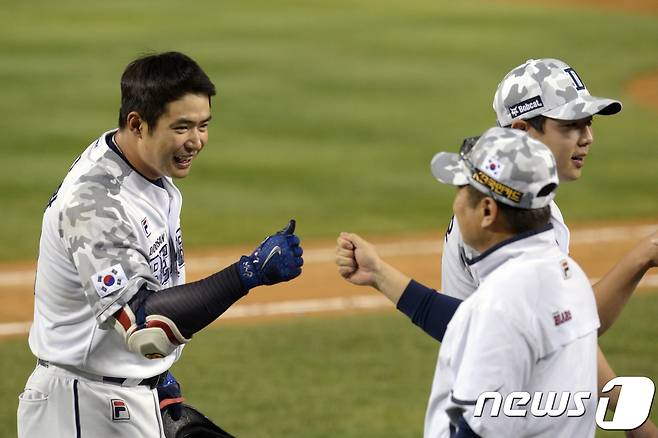 8일 서울 송파구 잠실야구장에서 열린 '2017 프로야구 타이어뱅크 KBO 리그' 삼성 라이온즈와 두산 베어스의 경기에서 연장 끝내기 안타 친 두산 김재환이 김태형 감독과 하이파이브를 하고 있다. 2017.6.8/뉴스1 © News1 황기선 기자