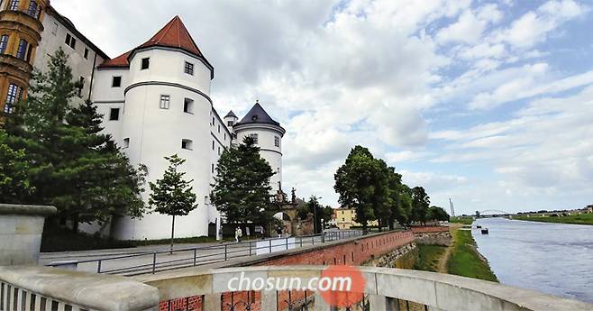독일 동부 엘베강을 끼고 세워진 토르가우 성(城). 밖에서 보면 요새, 안에서 보면 화려한 궁전인 이 성의 한쪽에 루터가 설계에 참여한 세계 최초의 개신교 교회가 있다. /김한수 기자