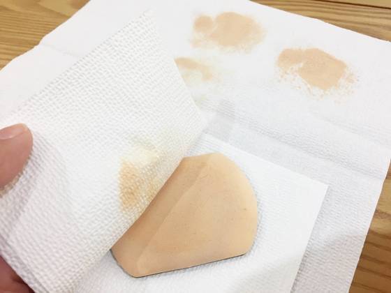 때가 많이 탄 스펀지는 휴지로 먼저 꾹꾹 눌러 스펀지 안에 스며들어있는 화장품 잔여물을 제거한 후, 클렌징 오일로 세척한다.