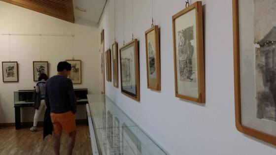 선미술관에서 관람객들이 작품을 감상하고 있다. [김방현 기자]