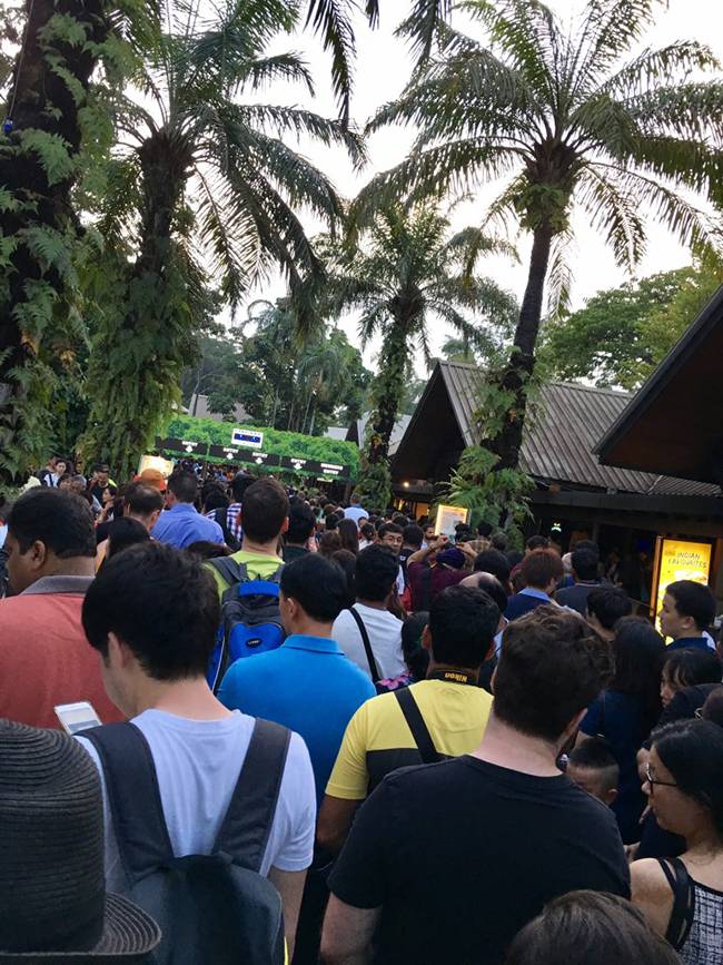 나이트사파리 개장 직전에는 이렇게 사람이 넘쳐나기 시작한다.