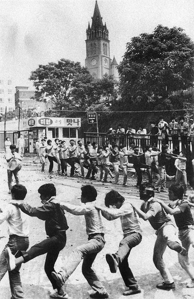 1987년 6월11일 시위대 일부가 명동성당 앞 주차장에서 잠시 휴식시간을 내고 어깨춤을 추고 있다. 6월민주항쟁계승사업회 사진집