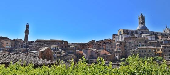 벽돌 건물이 겹겹이 쌓인 시에나. 시에나의 붉은 색감은 ‘시에나브라운’으로 불린다.