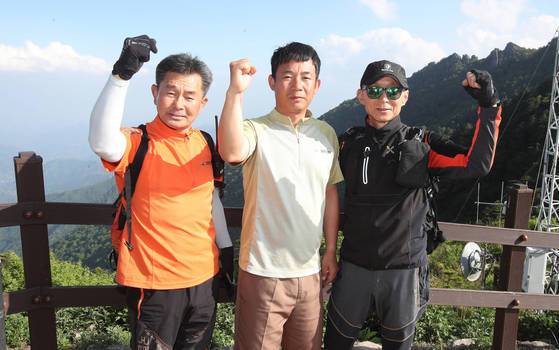 왼쪽부터 구조대원 곽일권씨, 장터목 대피소 이홍우 팀장, 산악인 최수덕씨다. [송봉근 기자]