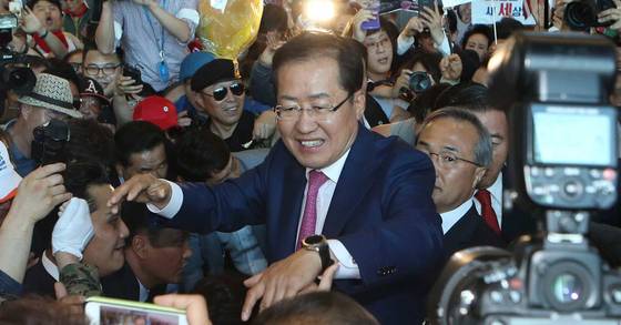 4일 입국한 홍준표 전 경남지사. 오종택 기자