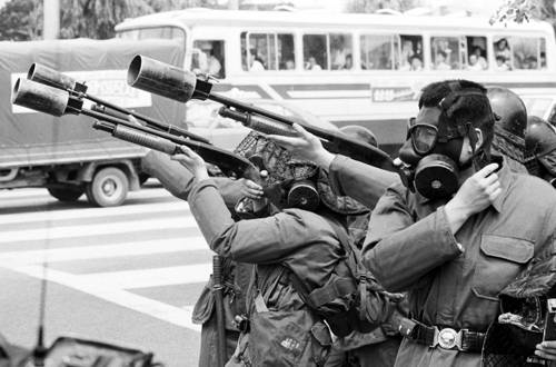 6월 항쟁 당시 부산에서 경찰이 일명 직격탄이라 불리는 SY-44를 조준하는 모습 [부산민주항쟁기념사업회 제공=연합뉴스]