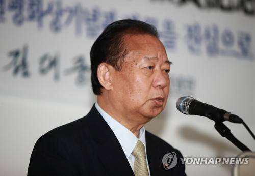 (목포=연합뉴스) 홍해인 기자 = 아베 일본 총리 특사로 방한한 니카이 도시히로 일본 자민당 간사장이 10일 오후 전남 목포시 만호동 김대중 노벨평화상 기념관을 찾아 인사말을 하고 있다. 2017.6.10 hihong@yna.co.kr