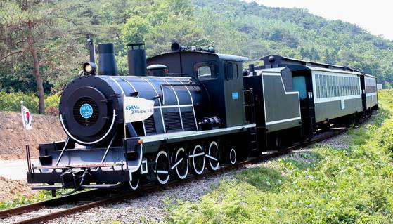 섬진강기차마을과 가정역을 오가며 관광객들을 실어 나르는 증기기관차. 프리랜서 장정필