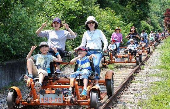 전남 곡성의 섬진강기차마을을 찾은 관광객들이 레일바이크를 타고 있다. 프리랜서 장정필