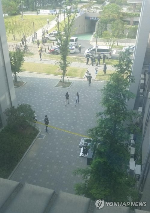 (서울=연합뉴스) 서울 서대문구 신촌 연세대 교수 연구실에서 테러가 의심되는 폭발 사고가 발생해 교수 1명이 부상했다.      13일 오전 8시30분께 연세대 1공학관 기계공학과 김모 교수 연구실에서 폭발사고가 발생했다. 사진은 폭발 사고로 폴리스라인이 설치된 연세대 공학관. 2017.6.13 [독자 제공=연합뉴스]
