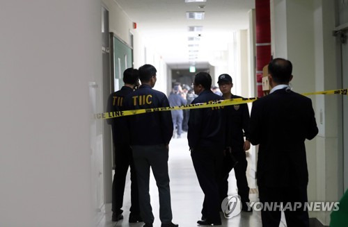 (서울=연합뉴스) 정경재 기자 = 13일 오전 서울 신촌의 연세대 1공학관 건축학과 김모 교수 연구실에서 폭발사고가 발생,  경찰 관계자 등이 현장을 확인하고 있다. 2017.6.13      jaya@yna.co.kr