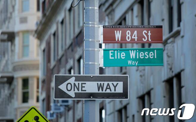 미국 뉴욕시가 맨해튼 시내의 한 길모퉁이에 '엘리 비젤'의 이름을 붙였다. © AFP=뉴스1