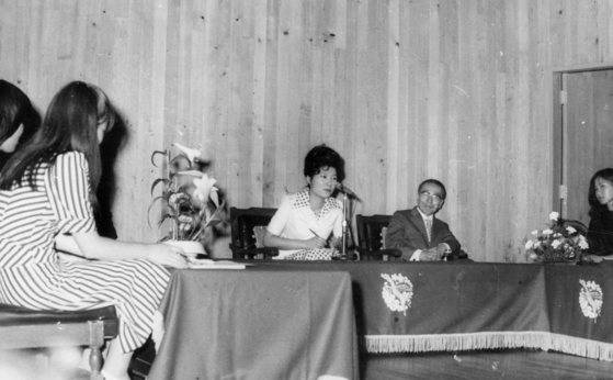1975년 박근혜 전 대통령(오른쪽)이 영남대 여학생회가 주최한 초청간담회에 참석해 학생들과 대화를 나누고 있다. [중앙포토]