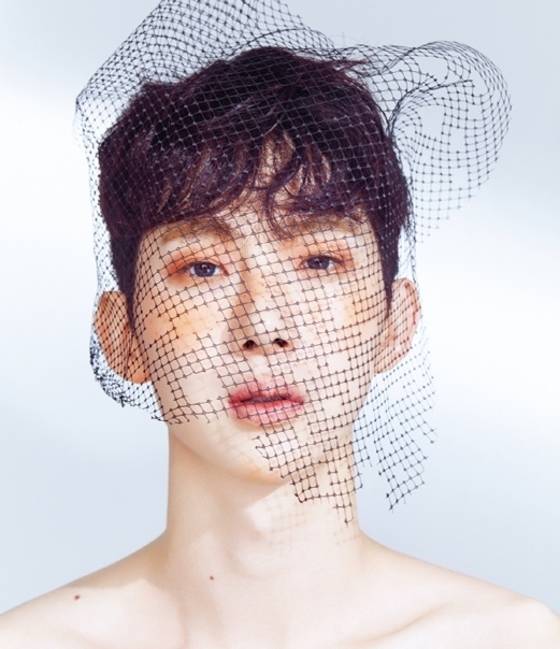 남자의 화장을 주제로 한 ‘얼루어 코리아’ 화보. 조권은 구릿빛 블러셔로 뺨을 물들이고, 눈썹의 결을 살렸다./사진=두산매거진, 뉴스1