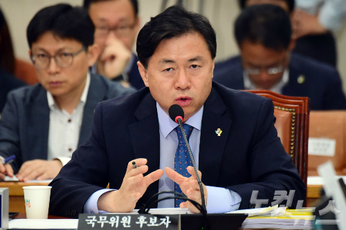 김영춘 해양수산부 장관 후보자가 14일 오후 국회에서 열린 인사청문회에서 의원들의 질의를 받고 있다. (사진=윤창원 기자)