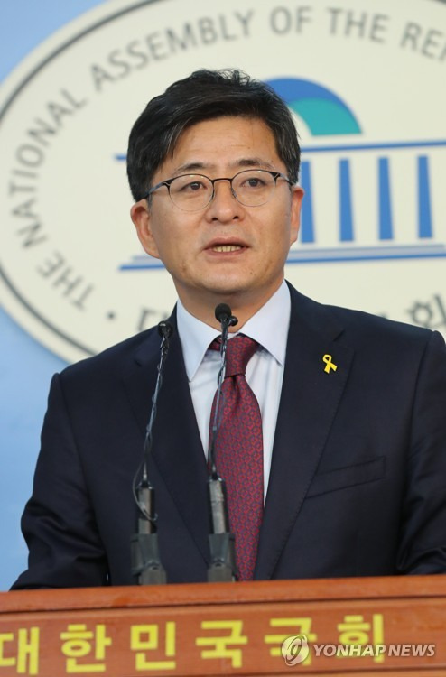 (서울=연합뉴스) 안정원 기자 = 박원석 전 정의당 의원이 14일 오전 국회 정론관에서 당대표  출마선언을 하고 있다.      2017.6.14      jeong@yna.co.kr