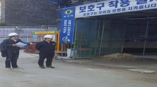 서울 서초구 소음 특별기동반이 건축공사 현장에서 소음과 먼지 등을 점검하고 있다. [사진 서초구청]