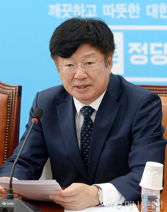 이종구 바른정당 정책위의장이 13일 오전 서울 여의도 국회에서 열린 원내대책회의에서 모두발언을 하고 있다. 2017.6.13/뉴스1  <저작권자 © 뉴스1코리아, 무단전재 및 재배포 금지>