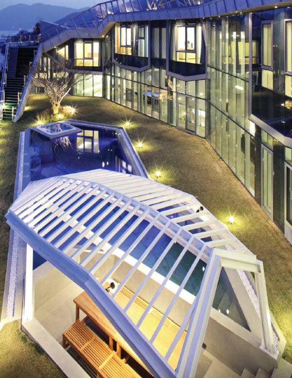 테라스 뒤쪽에서 옥상정원으로 올라가는 계단을 바라본 모습