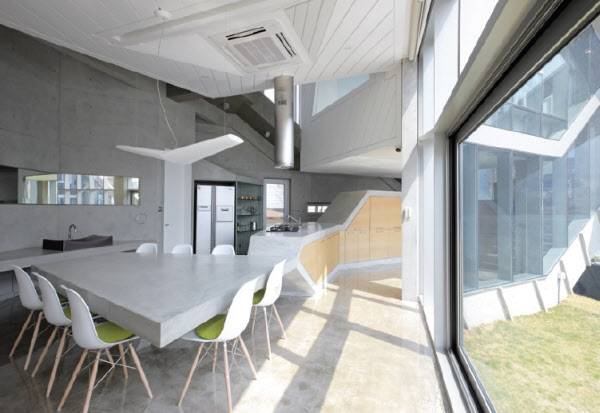 주방과 다이닝룸. 오른쪽으로 큰 창을 내 햇볕이 항상 가득하다.