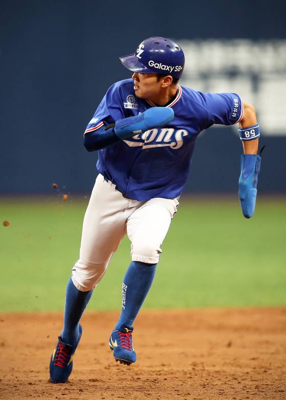 박해민은 주루를 할 땐 요리장갑과 비슷한 보호용 엄지 장갑을 낀다.[사진 삼성 라이온즈]