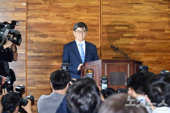 안경환 법무부 장관 후보자가 16일 오전 서초구 서울개인회생·파산종합지원센터에서 기자회견을 열고 '몰래 혼인신고' 등 각종 의혹에 대해 해명하고 있다. (사진=이한형 기자)