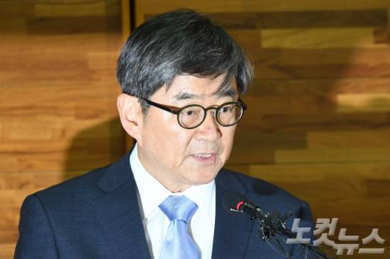 안경환 법무부 장관 후보자가 16일 오전 서초구 서울개인회생·파산종합지원센터에서 기자회견을 열고 '몰래 혼인신고' 등 각종 의혹에 대해 해명하고 있다 (사진=이한형 기자)